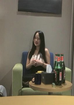 绿帽白嫖良家妹子密码房 笑起来甜美长裙妹子 喝酒聊天再开操 张开双腿