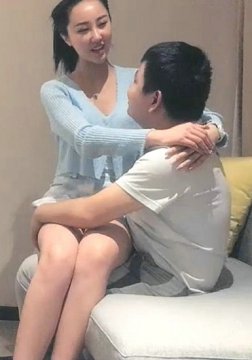 新人高挑妹子,露脸模特身材,沙发上和型男啪啪全过程,连体网袜抠逼亲嘴