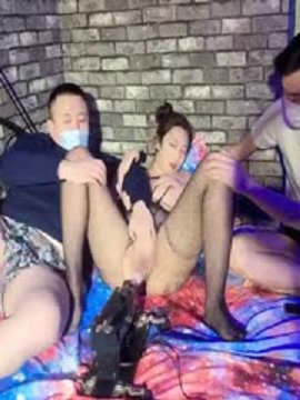 下贱母狗、年纪轻轻就拥有这幺而丰满的胴体,被两个男人炮机调教,爽死这妞!