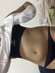 看着很乖巧的年轻嫩妹子在闺房内脱衣露乳尽显骚货本性,肉肉的胴体需要抚慰