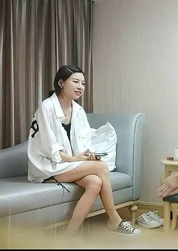 网约白衣美腿齐逼短裤小姐姐,吊带小背心黑丝袜,撕裆舔逼扣穴超近拍摄,抬腿侧入大力抽插猛操