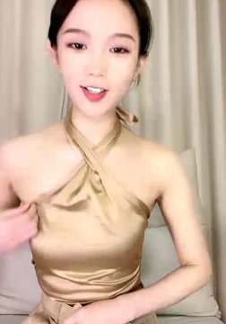 高颜值红唇牙套妹
