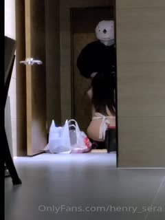 ?绿意盎然?绿妻大神记录极品淫荡娇妻亨利夫妻喷血全裸诱惑取外卖色诱骑手小哥口爆采精才让离开