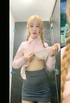 极品尤物金发美女!不知火舞装扮!带炮友户外吃饭,卫生间脱衣诱惑,叫上炮友厕所操逼