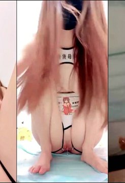逼逼带着阴环的极品骚货母狗,阴蒂上还有小铃铛,情趣内衣扯着阴唇看逼逼,道具抽插高潮喷水,坐插爆菊花