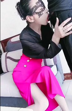 70后美妈妈,出轨小陈弟弟,勾引回家,客厅口暴!