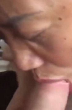 妈妈挺害羞不让拍脸