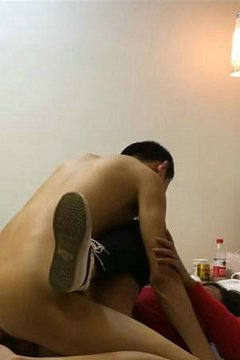 超级渣男强上女友还偷拍外流,裤子没脱完就直接开操直喊痛,被插到哭不停