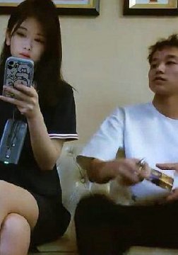 【鸭哥寻花】19岁苗条乖巧小萝莉,柳腰蜜桃臀换上黑丝真诱人,沙发舔穴水汪汪,超警觉发现了镜头