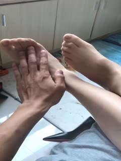 难得一见的清纯又骚气的反差婊,各种场合调教她,玩各种轻度SM 美腿丝袜足交等2
