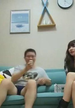 眼镜大叔2000大洋约操兼职美女肉感身材丰乳肥臀张开双腿一顿舔逼沙发上操侧入抽插状态有点不佳射的有点快