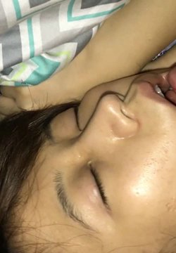 老同学聚会学生时期就互相暧昧的老相好吃完饭约炮少妇喝多呼呼睡拿着屌插嘴屁股坐她脸上让她舔屁眼半脱灰丝一直干到醒