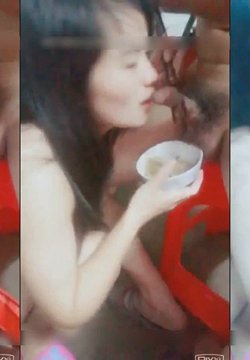 大叔包养的小情人嫌伙食不好夹他的鸡巴拌饭吃