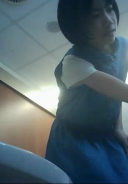 职业培训中心女厕偷拍个人觉得这厕所设计有问题过于宽敞让来方便的人缺乏安全感