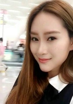 性感车模毛婷拍酸奶广告被摄影师咸猪手揩油,看逼逼的颜色已经被不少人玩过了