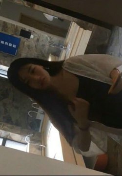 最新流出牛人潜入国内某酒店大堂女厕偷拍几个打扮时尚的美女嘘嘘
