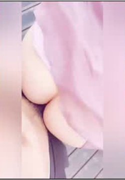 刺激啊公园路中间口交,旁边有个熟睡的人,插着骚逼边走边干