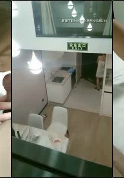 怒操性瘾风骚老板娘跪舔J8各种高难度姿势操到疯狂老板娘够强