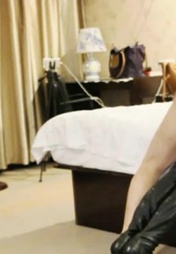 红发模特趴在床被干得哭爹喊娘