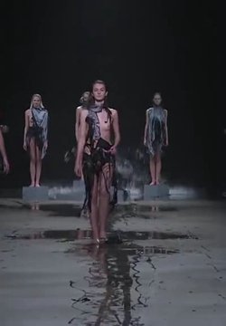 莫名其妙的时装秀 模特儿近全裸走秀