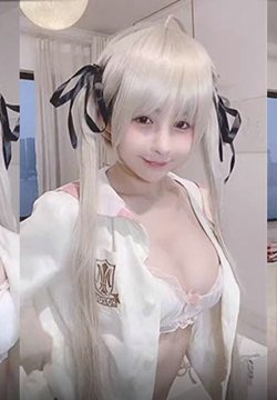 网红小姐姐穿上cosplay衣服准备秀奶