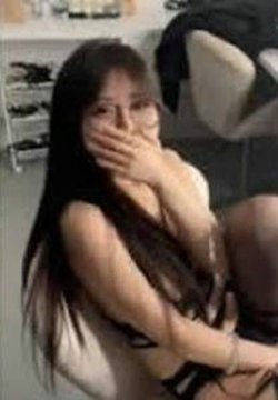 极品反差婊楼下忽传呻吟声,一看方知骚姐在抠逼,果断潜入出击摸奶抠逼爆操她!